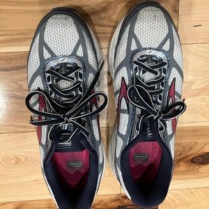 BROOKS WOMEN'S DYAD 8 RUNNING SHOE